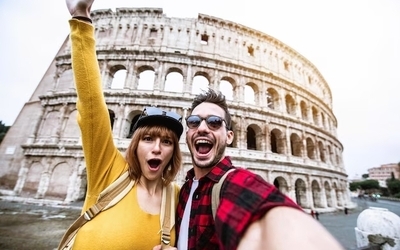 Foto de uma jovem casal no Coliseum, Itália.
